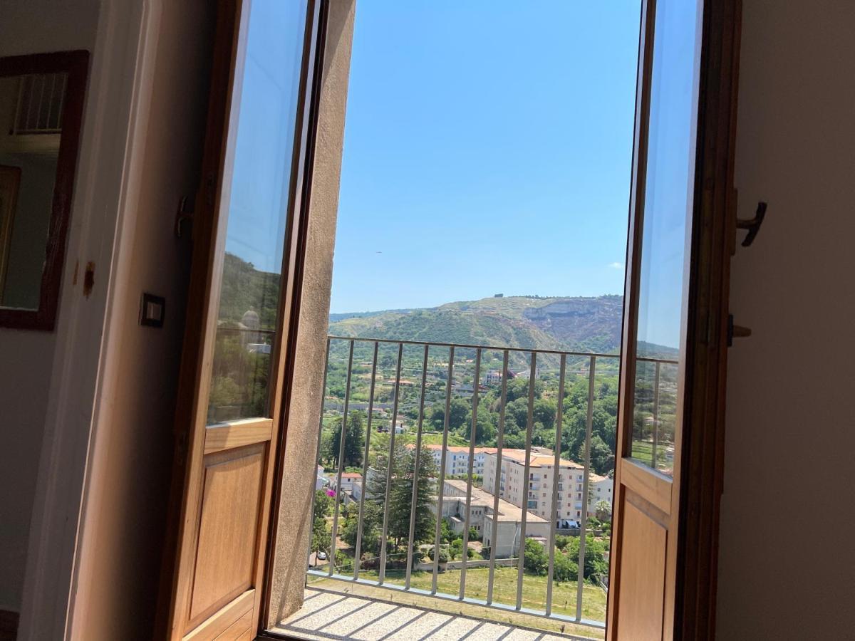 La Rupe Apartments Тропеа Екстериор снимка